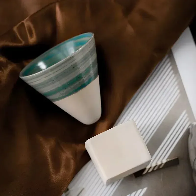 Casa si Gradina - Bucatarie si vesela - Cani si pahare - Cani si cesti - Set ceasca ceramica pentru espresso ABYZ 120ml cu suport cub ceramic, design conic minimalist, dungi Blue Smarald - Infinity.ro