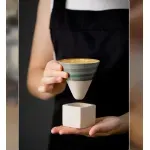 Casa si Gradina - Bucatarie si vesela - Cani si pahare - Cani si cesti - Set ceasca ceramica pentru espresso ABYZ 120ml cu suport cub ceramic, design conic minimalist, dungi Blue Smarald - Infinity.ro