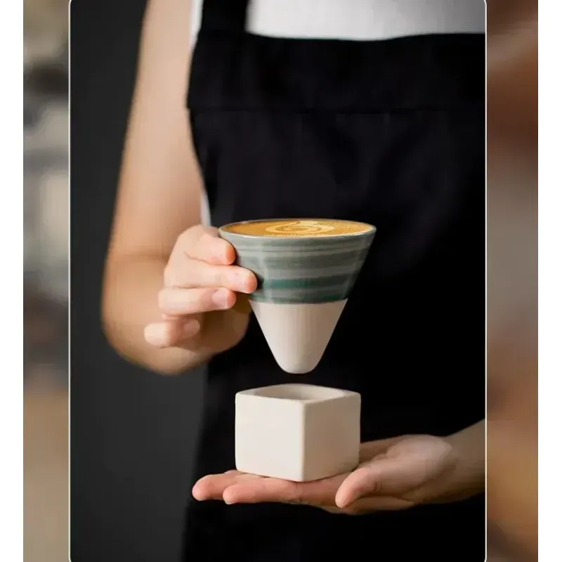 Casa si Gradina - Bucatarie si vesela - Cani si pahare - Cani si cesti - Set ceasca ceramica pentru espresso ABYZ 120ml cu suport cub ceramic, design conic minimalist, dungi Blue Smarald - Infinity.ro