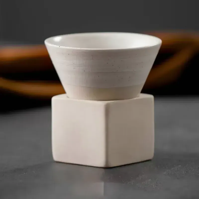 Casa si Gradina - Bucatarie si vesela - Cani si pahare - Cani si cesti - Set ceasca ceramica pentru espresso ABYZ 120ml cu suport cub ceramic, design conic minimalist si rafinat, Alb - Infinity.ro