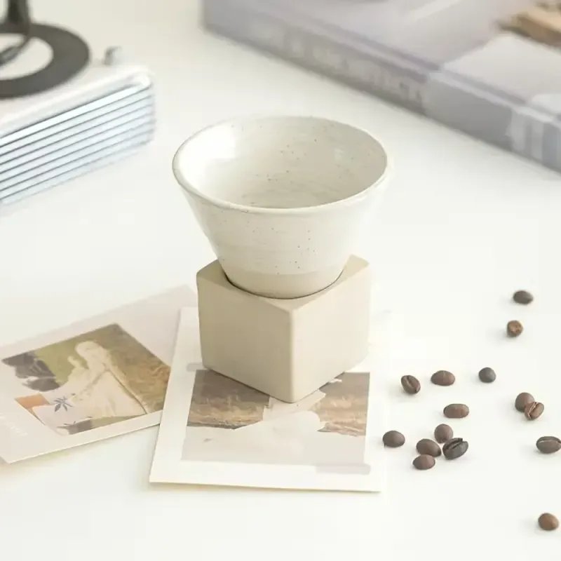 Casa si Gradina - Bucatarie si vesela - Cani si pahare - Cani si cesti - Set ceasca ceramica pentru espresso ABYZ 120ml cu suport cub ceramic, design conic minimalist si rafinat, Alb - Infinity.ro
