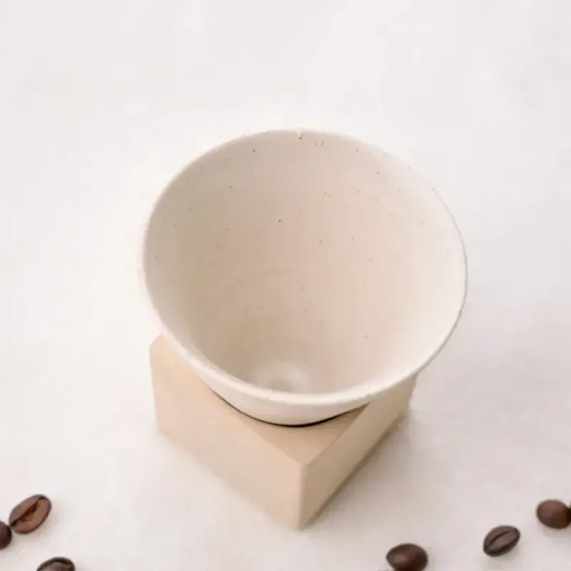 Casa si Gradina - Bucatarie si vesela - Cani si pahare - Cani si cesti - Set ceasca ceramica pentru espresso ABYZ 120ml cu suport cub ceramic, design conic minimalist si rafinat, Alb - Infinity.ro