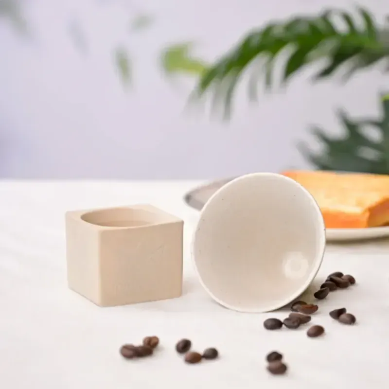 Casa si Gradina - Bucatarie si vesela - Cani si pahare - Cani si cesti - Set ceasca ceramica pentru espresso ABYZ 120ml cu suport cub ceramic, design conic minimalist si rafinat, Alb - Infinity.ro