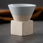 Casa si Gradina - Bucatarie si vesela - Cani si pahare - Cani si cesti - Set ceasca ceramica pentru espresso ABYZ 120ml cu suport cub ceramic, design conic minimalist si rafinat, Gri - Infinity.ro