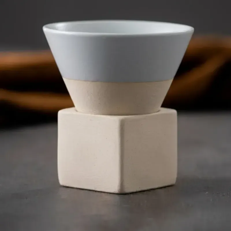 Casa si Gradina - Bucatarie si vesela - Cani si pahare - Cani si cesti - Set ceasca ceramica pentru espresso ABYZ 120ml cu suport cub ceramic, design conic minimalist si rafinat, Gri - Infinity.ro