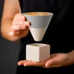 Casa si Gradina - Bucatarie si vesela - Cani si pahare - Cani si cesti - Set ceasca ceramica pentru espresso ABYZ 120ml cu suport cub ceramic, design conic minimalist si rafinat, Gri - Infinity.ro