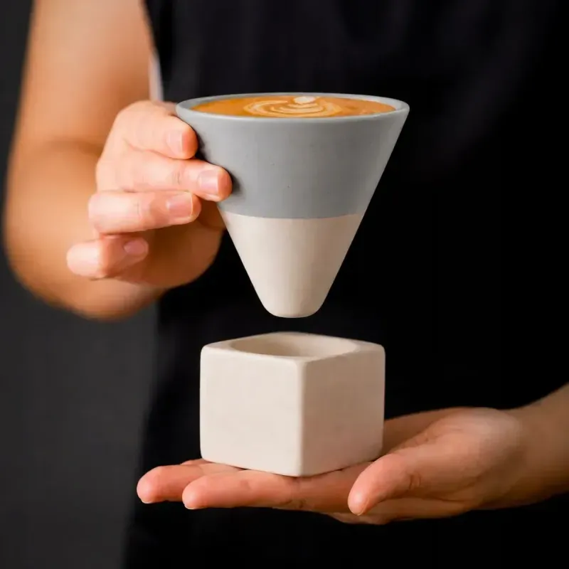 Casa si Gradina - Bucatarie si vesela - Cani si pahare - Cani si cesti - Set ceasca ceramica pentru espresso ABYZ 120ml cu suport cub ceramic, design conic minimalist si rafinat, Gri - Infinity.ro