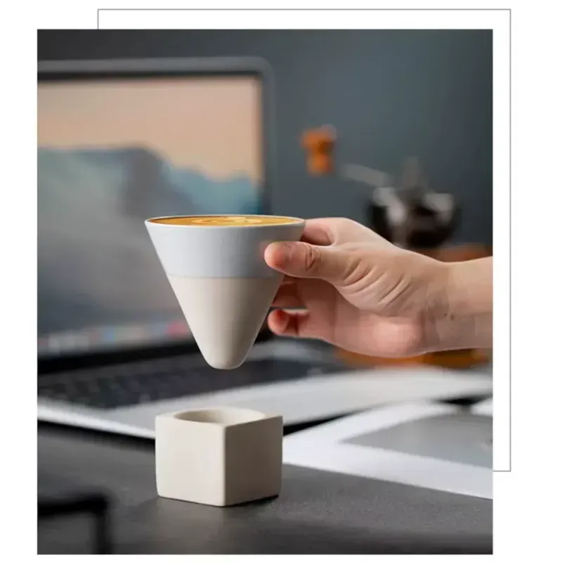 Casa si Gradina - Bucatarie si vesela - Cani si pahare - Cani si cesti - Set ceasca ceramica pentru espresso ABYZ 120ml cu suport cub ceramic, design conic minimalist si rafinat, Gri - Infinity.ro