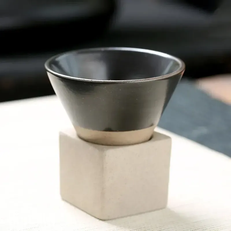 Casa si Gradina - Bucatarie si vesela - Cani si pahare - Cani si cesti - Set ceasca ceramica pentru espresso ABYZ 120ml cu suport cub ceramic, design conic minimalist si rafinat, Negru - Infinity.ro