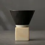 Casa si Gradina - Bucatarie si vesela - Cani si pahare - Cani si cesti - Set ceasca ceramica pentru espresso ABYZ 120ml cu suport cub ceramic, design conic minimalist si rafinat, Negru - Infinity.ro