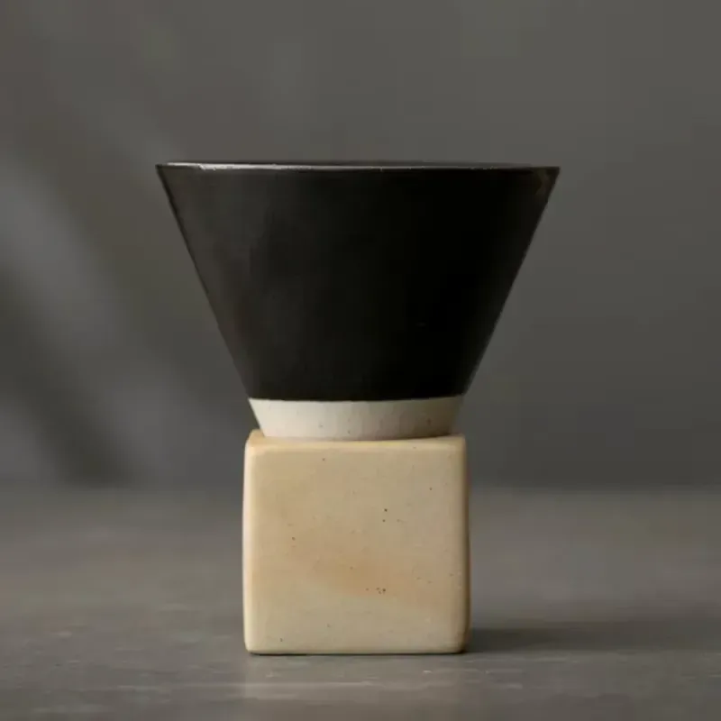 Casa si Gradina - Bucatarie si vesela - Cani si pahare - Cani si cesti - Set ceasca ceramica pentru espresso ABYZ 120ml cu suport cub ceramic, design conic minimalist si rafinat, Negru - Infinity.ro