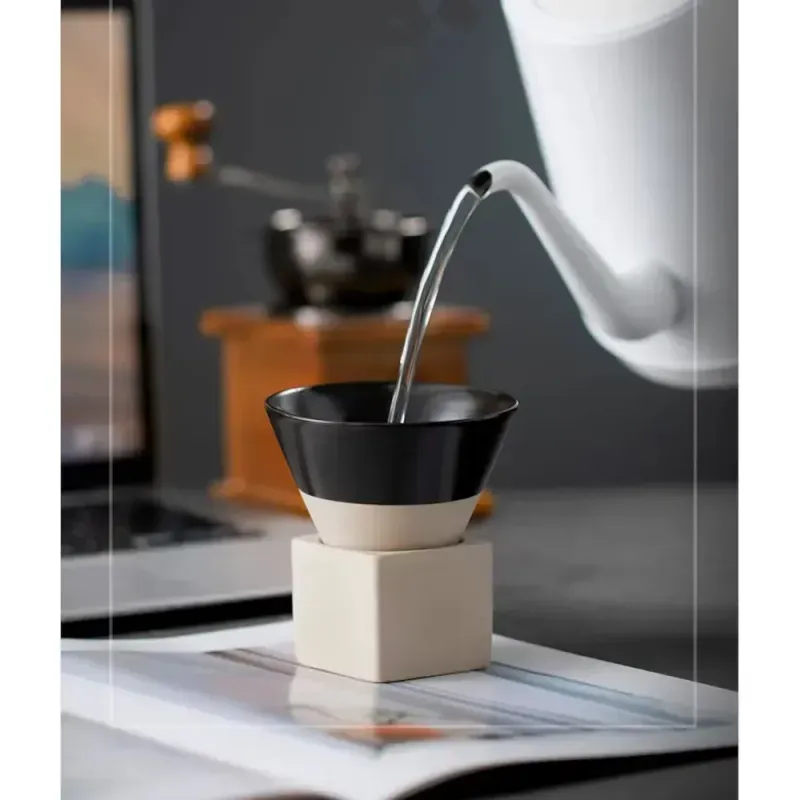 Casa si Gradina - Bucatarie si vesela - Cani si pahare - Cani si cesti - Set ceasca ceramica pentru espresso ABYZ 120ml cu suport cub ceramic, design conic minimalist si rafinat, Negru - Infinity.ro