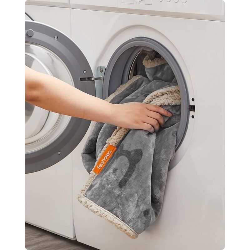 Petshop - Accesorii petshop - Culcusuri si custi - Culcusuri si saltele - Patura impermeabila XXL pentru caini, fleece si flanel, fata dubla, 203x152 cm, gri - Infinity.ro