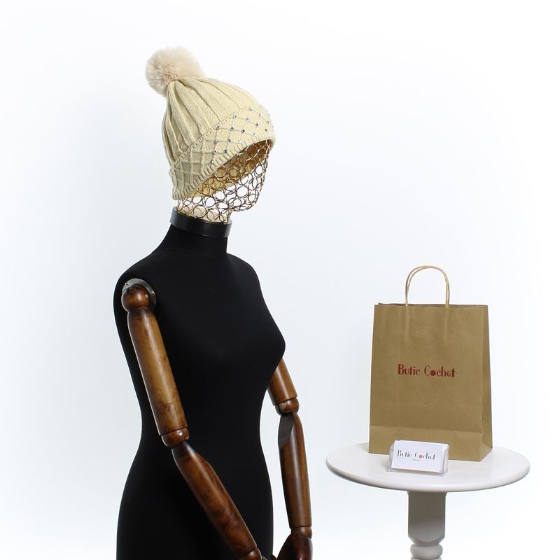Fashion, accesorii si bijuterii - Femei - Accesorii femei - Caciuli si palarii femei - Caciula dama, ButicCochet, din 70% viscoza 30% lana, model cu strasuri, one size, Crem - FES231 - Infinity.ro
