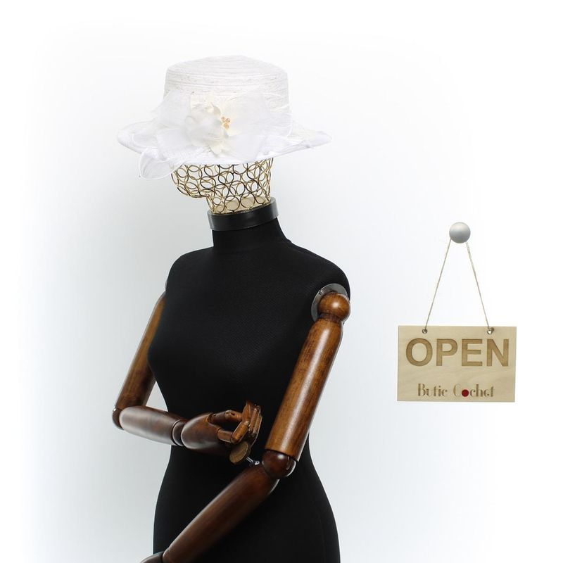 Fashion, accesorii si bijuterii - Femei - Accesorii femei - Caciuli si palarii femei - Palarie de soare, Dama, Buticcochet, din material textil, cu fundita si floare, Alb - PAL1572 - Infinity.ro