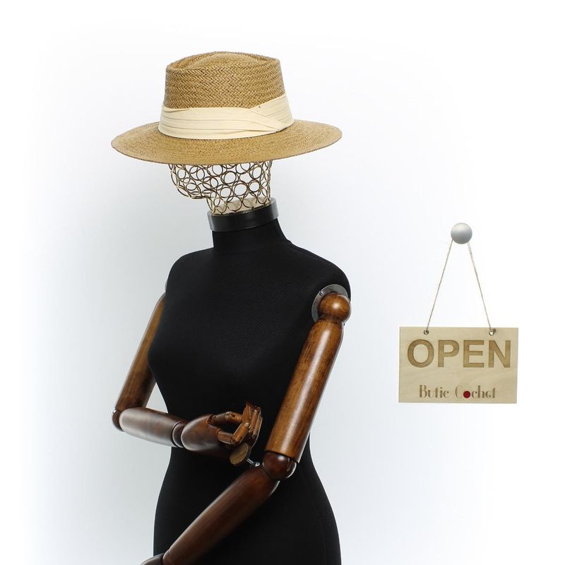 Fashion, accesorii si bijuterii - Femei - Accesorii femei - Caciuli si palarii femei - Palarie de soare, dama, ButicCochet, din paie de hartie, marime 59 cm / reglabila, cu bor mare, banda textila crem, Maro - PAL1584 - Infinity.ro