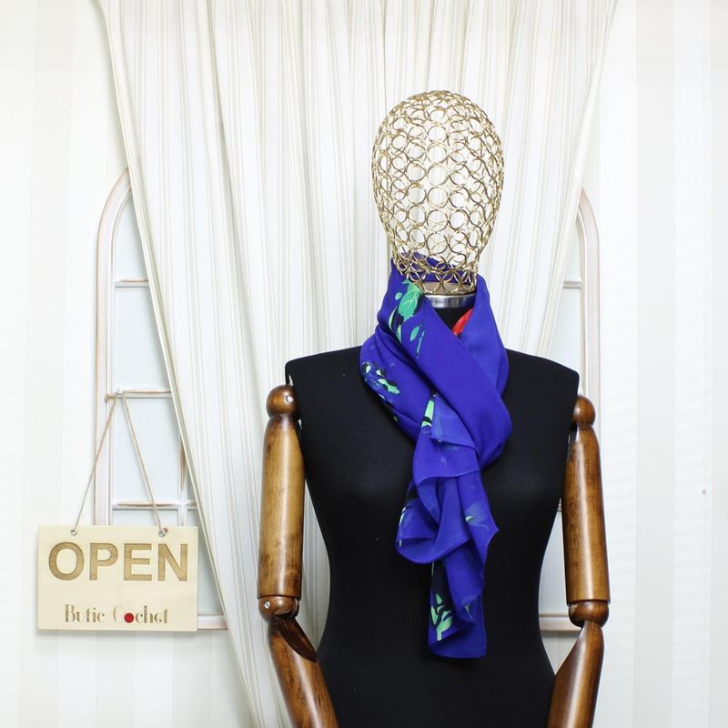 Fashion, accesorii si bijuterii - Femei - Accesorii femei - Esarfe si fulare femei - Esarfa, de dama, Buticcochet, din poliester, imprimeu cu trandafiri, 50x160 cm, Albastru - ES2179 - Infinity.ro