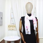 Fashion, accesorii si bijuterii - Femei - Accesorii femei - Esarfe si fulare femei - Esarfa, de dama, Buticcochet, din poliester, imprimeu cu trandafiri, 50x150 cm, Alb - ES2098 - Infinity.ro