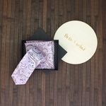 Fashion, accesorii si bijuterii - Barbati - Accesorii barbati - Cravate si papioane barbati - Set cravata si batista, Buticcochet, din material sintetic, 148 x 6 cm, model stilizat, Lila - SETC244 - Infinity.ro