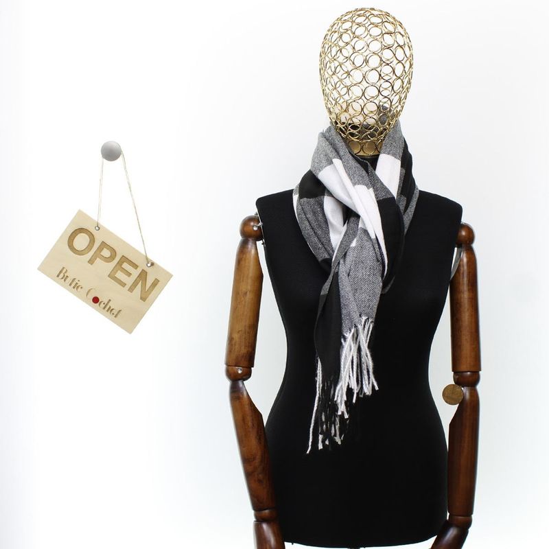 Fashion, accesorii si bijuterii - Femei - Accesorii femei - Esarfe si fulare femei - Esarfa, de dama, Buticcochet, Casmir, cu franjuri, model cu patrate, 70x170 cm, Negru - ES2868 - Infinity.ro