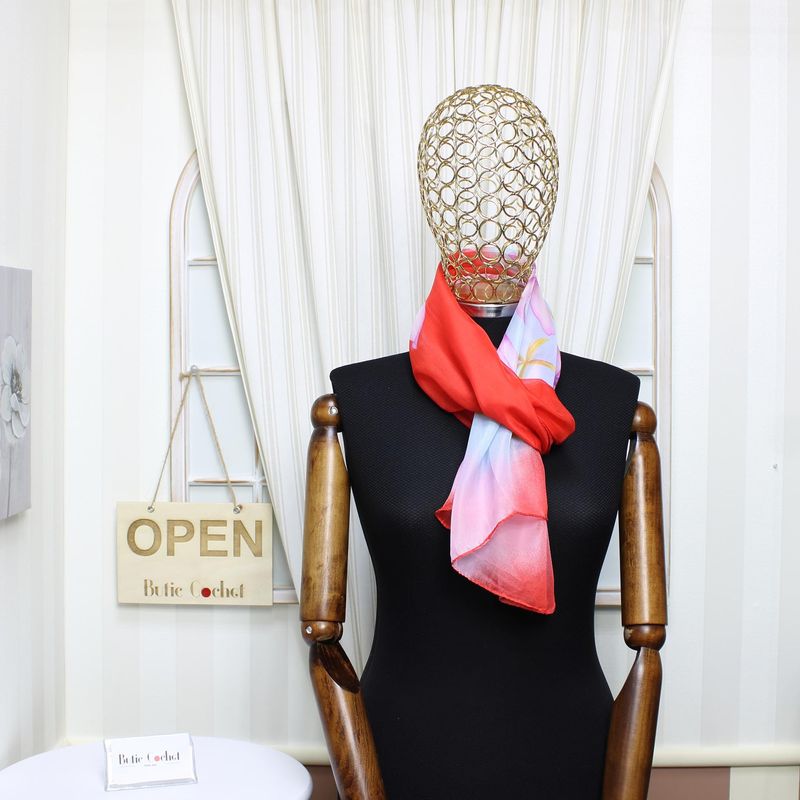 Fashion, accesorii si bijuterii - Femei - Accesorii femei - Esarfe si fulare femei - Esarfa, de dama, Buticcochet, din poliester, imprimeu cu crini, 50x150 cm, Rosu - ES1941 - Infinity.ro