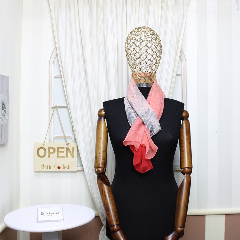 Fashion, accesorii si bijuterii - Femei - Accesorii femei - Esarfe si fulare femei - Esarfa, de dama, Buticcochet, din poliester, imprimeu cu frunze, 50x160 cm, Corai - ES1770 - Infinity.ro