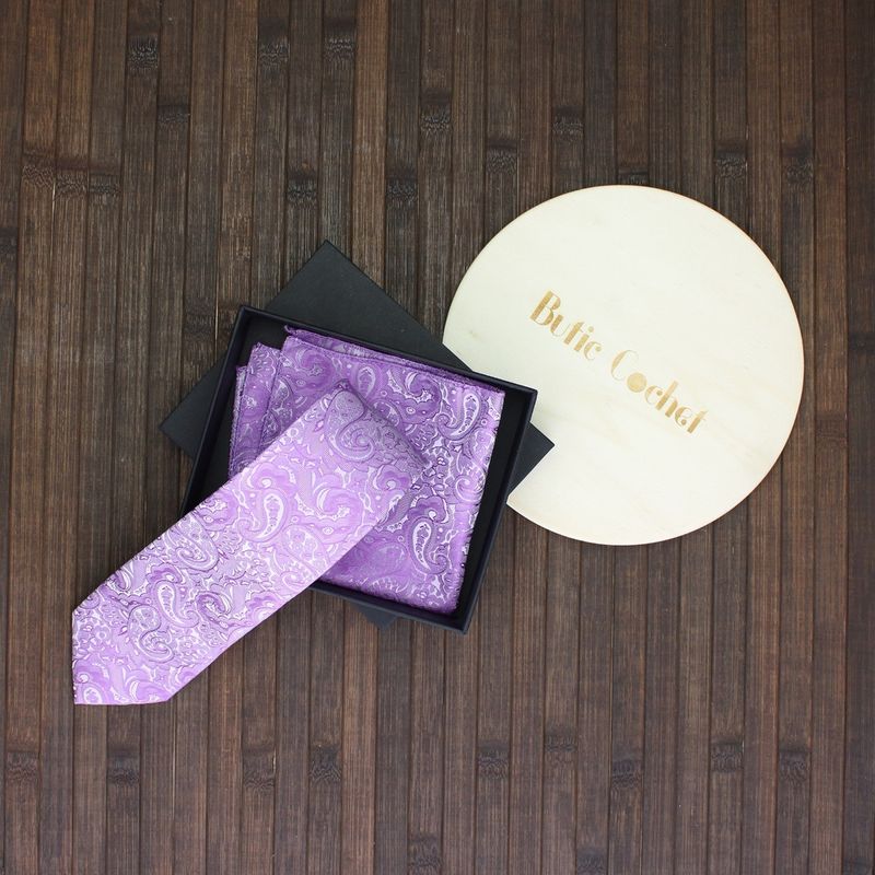 Fashion, accesorii si bijuterii - Barbati - Accesorii barbati - Cravate si papioane barbati - Set cravata si batista, Buticcochet, din material sintetic, 148 x 6 cm, model stilizat, Mov - SETC203 - Infinity.ro