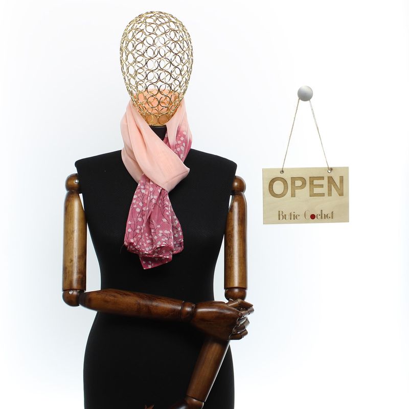 Fashion, accesorii si bijuterii - Femei - Accesorii femei - Esarfe si fulare femei - Esarfa, de dama, Buticcochet, din poliester, imprimeu floral, 50x150 cm, Corai - ES2560 - Infinity.ro