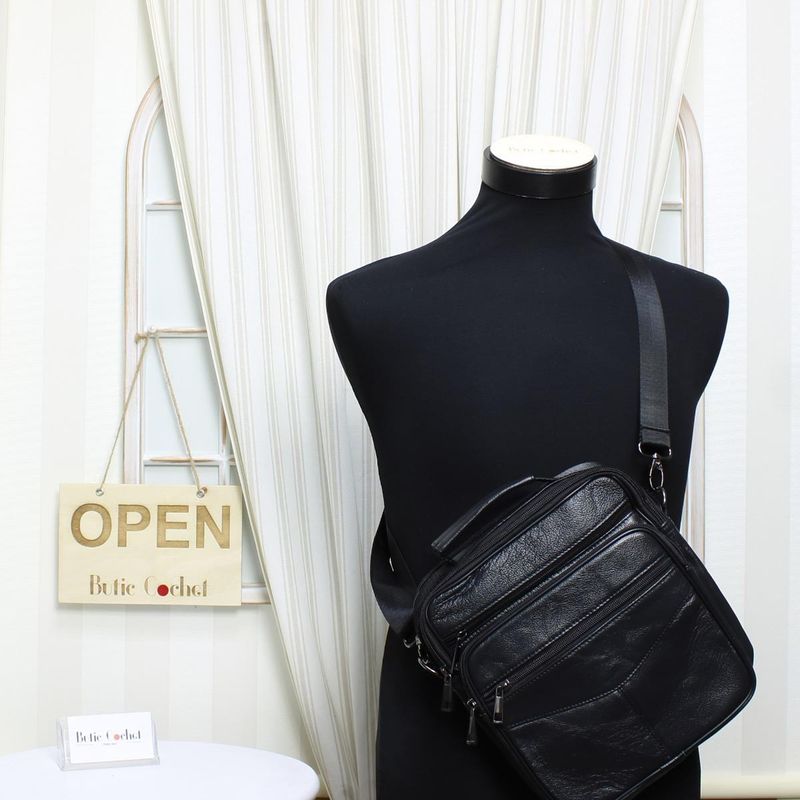 Fashion, accesorii si bijuterii - Barbati - Accesorii barbati - Genti si rucsacuri barbati - Geanta barbateasca, de umar, din piele naturala, ButicCochet, 21 x 25 x 7 cm, Negru - GNM31 - Infinity.ro