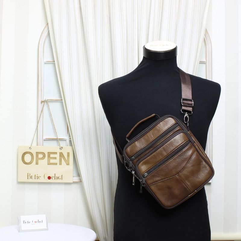 Fashion, accesorii si bijuterii - Barbati - Accesorii barbati - Genti si rucsacuri barbati - Geanta barbateasca, de umar, din piele naturala, ButicCochet, 20 x 23 x 6 cm, Maro - GNM35 - Infinity.ro