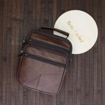 Fashion, accesorii si bijuterii - Barbati - Accesorii barbati - Genti si rucsacuri barbati - Geanta barbateasca, de umar, din piele naturala, ButicCochet, 18 x 21 x 6 cm, Maro - GNM24 - Infinity.ro