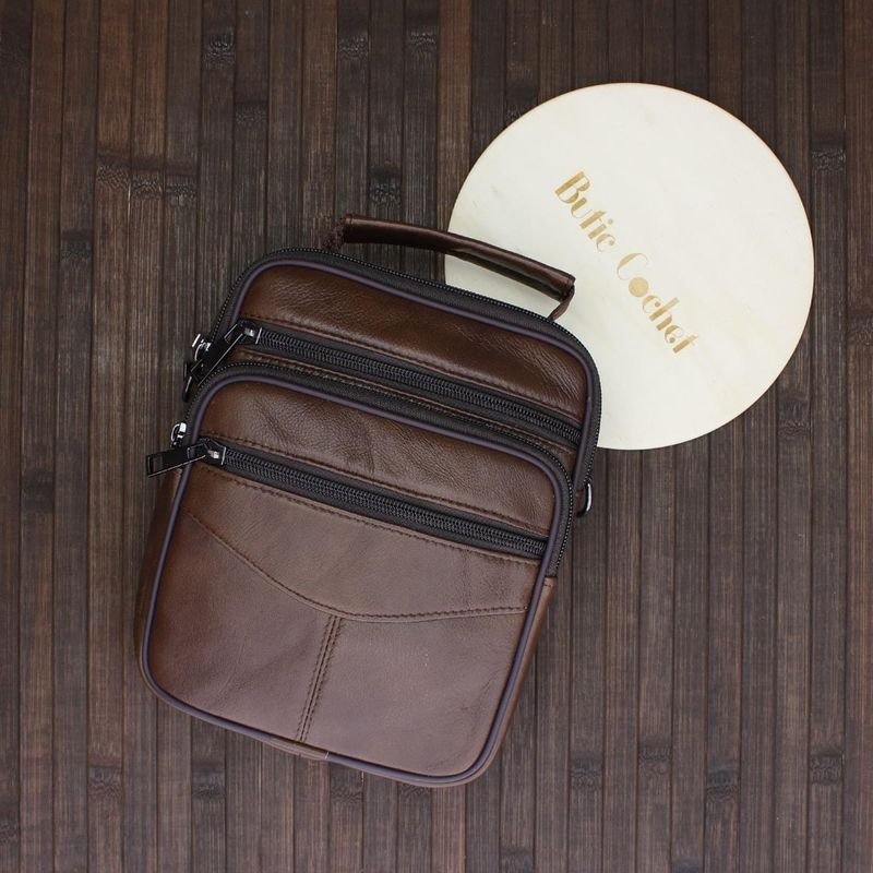 Fashion, accesorii si bijuterii - Barbati - Accesorii barbati - Genti si rucsacuri barbati - Geanta barbateasca, de umar, din piele naturala, ButicCochet, 18 x 21 x 6 cm, Maro - GNM24 - Infinity.ro
