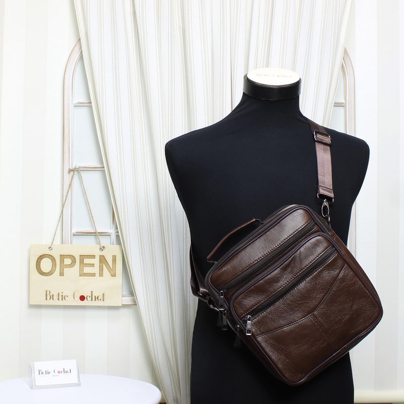 Fashion, accesorii si bijuterii - Barbati - Accesorii barbati - Genti si rucsacuri barbati - Geanta barbateasca, de umar, din piele naturala, ButicCochet, 21 x 25 x 7 cm, Maro inchis - GNM30 - Infinity.ro