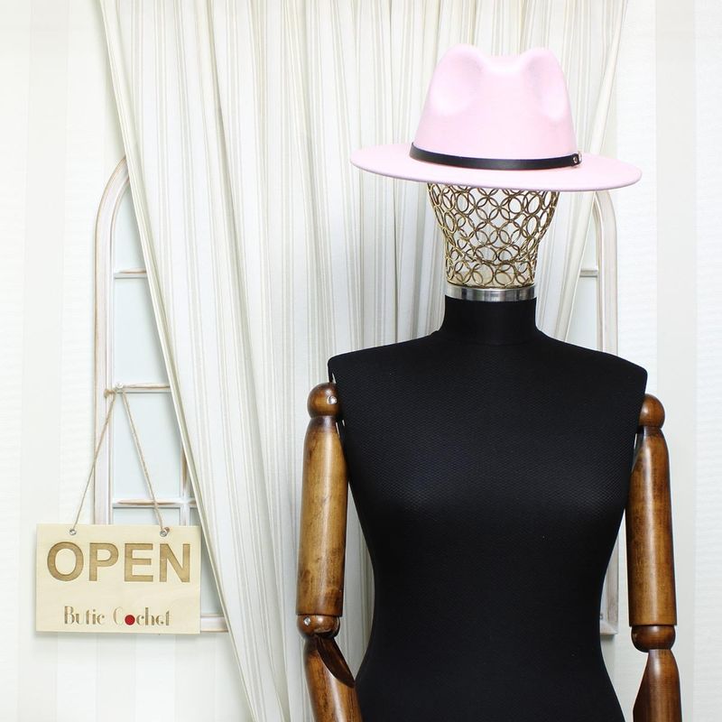 Fashion, accesorii si bijuterii - Femei - Accesorii femei - Caciuli si palarii femei - Palarie dama, ButicCochet, din 35% poliester 65% bumbac, one size, cu banda decorativa, Roz - PAL1210 - Infinity.ro