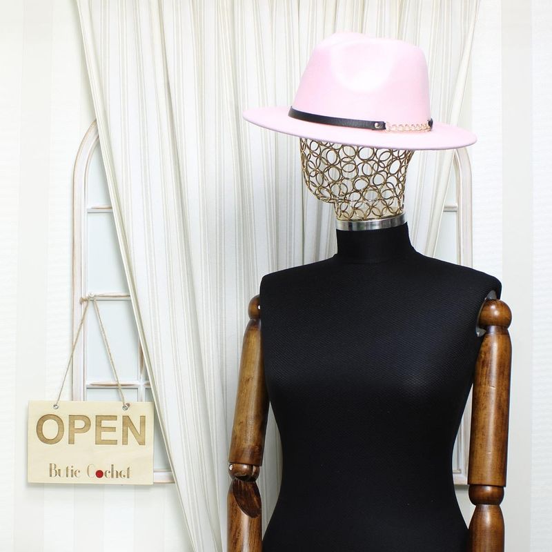 Fashion, accesorii si bijuterii - Femei - Accesorii femei - Caciuli si palarii femei - Palarie dama, ButicCochet, din 35% poliester 65% bumbac, one size, cu banda decorativa, Roz - PAL1210 - Infinity.ro