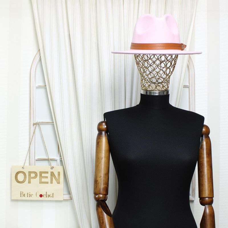 Fashion, accesorii si bijuterii - Femei - Accesorii femei - Caciuli si palarii femei - Palarie dama, ButicCochet, din 35% poliester 65% bumbac, one size, cu banda decorativa, Roz - PAL1213 - Infinity.ro