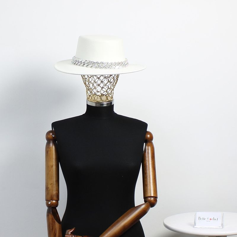 Fashion, accesorii si bijuterii - Femei - Accesorii femei - Caciuli si palarii femei - Palarie dama, ButicCochet, din material sintetic, one size, cu lant decorativ, Alb - PAL1226 - Infinity.ro