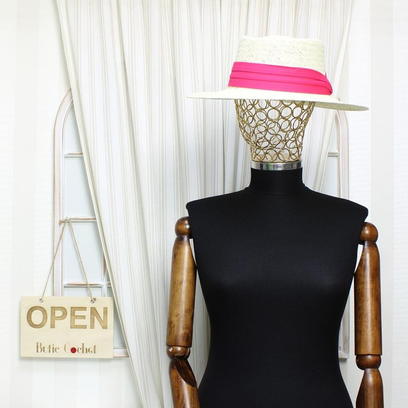 Fashion, accesorii si bijuterii - Femei - Accesorii femei - Caciuli si palarii femei - Palarie de soare, dama, Buticcochet, din paie de hartie, one size, cu banda textila decorativa, Crem cu roz - PAL1255 - Infinity.ro