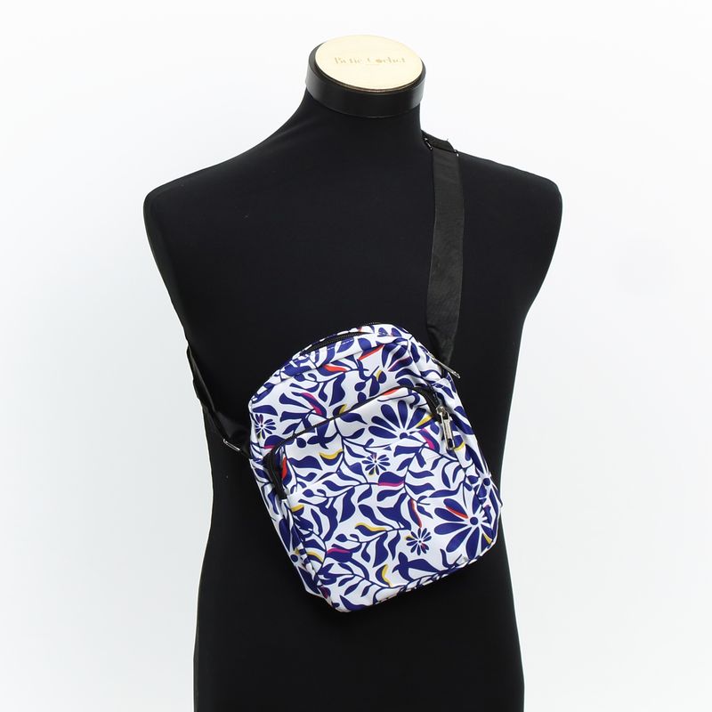 Fashion, accesorii si bijuterii - Barbati - Accesorii barbati - Genti si rucsacuri barbati - Geanta barbateasca, de umar / mana, din material sintetic, ButicCochet, 22 x 16 x 6 cm, 4 compartimente, Alb cu albastru - GNM78 - Infinity.ro