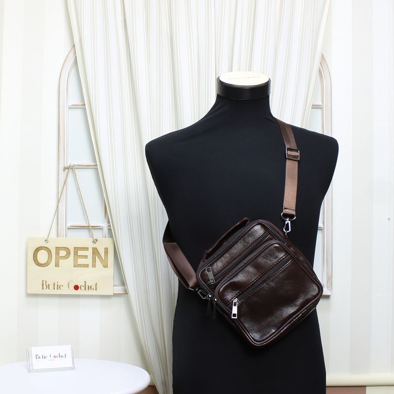 Fashion, accesorii si bijuterii - Barbati - Accesorii barbati - Genti si rucsacuri barbati - Geanta barbateasca, de umar, din piele naturala, ButicCochet, 16 x 19 x 3 cm, Maro inchis - GNM50 - Infinity.ro