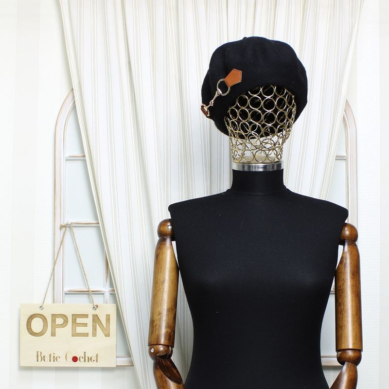 Fashion, accesorii si bijuterii - Femei - Accesorii femei - Caciuli si palarii femei - Bereta de dama, din lana, ButicCochet, one size, cu detalii aurii decorative, Negru - BSC564 - Infinity.ro