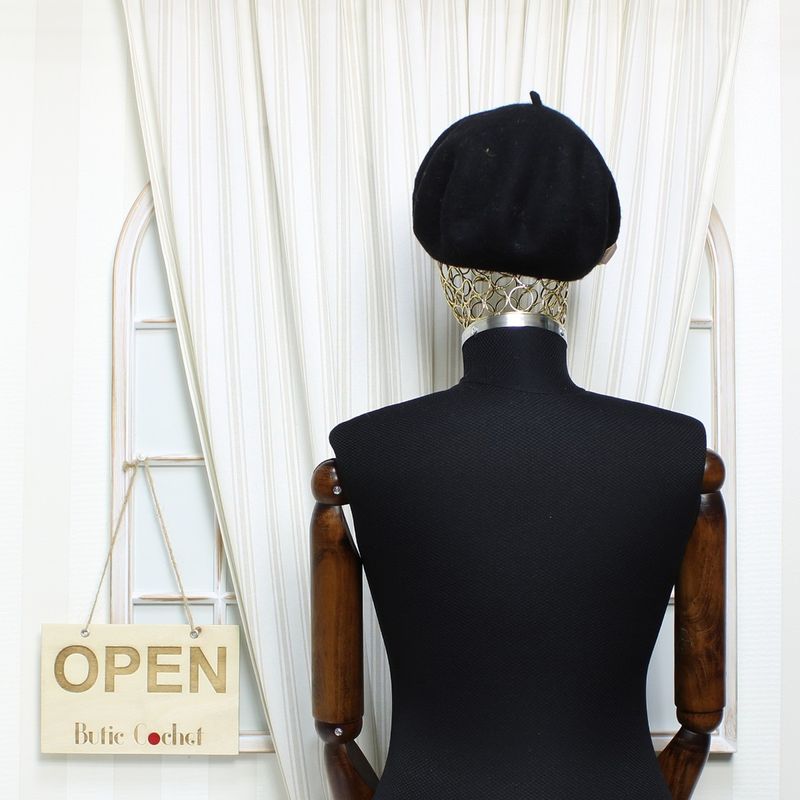 Fashion, accesorii si bijuterii - Femei - Accesorii femei - Caciuli si palarii femei - Bereta de dama, din lana, ButicCochet, one size, cu detalii aurii decorative, Negru - BSC564 - Infinity.ro