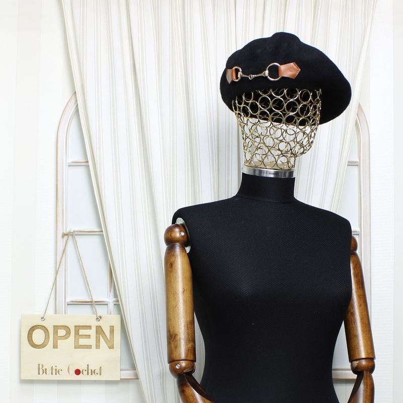Fashion, accesorii si bijuterii - Femei - Accesorii femei - Caciuli si palarii femei - Bereta de dama, din lana, ButicCochet, one size, cu detalii aurii decorative, Negru - BSC564 - Infinity.ro