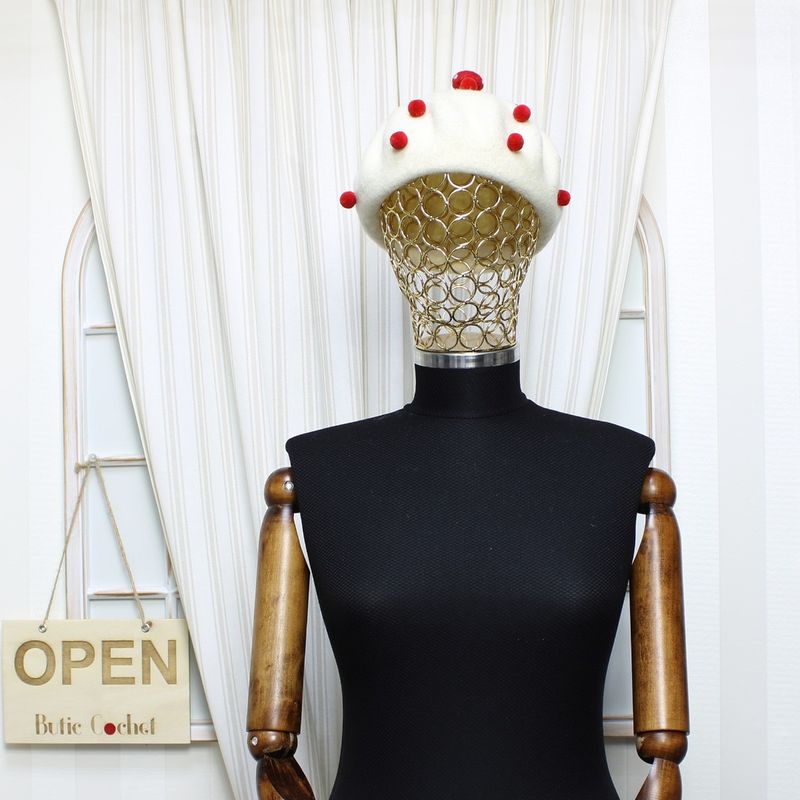 Fashion, accesorii si bijuterii - Femei - Accesorii femei - Caciuli si palarii femei - Bereta de dama, din lana, ButicCochet, one size, model cu ciupercuta si ciucuri, Alb ivoar - BSC546 - Infinity.ro