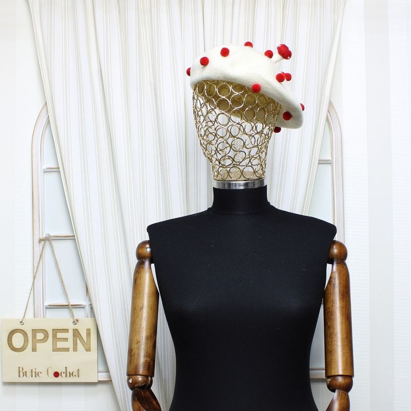Fashion, accesorii si bijuterii - Femei - Accesorii femei - Caciuli si palarii femei - Bereta de dama, din lana, ButicCochet, one size, model cu ciupercuta si ciucuri, Alb ivoar - BSC546 - Infinity.ro