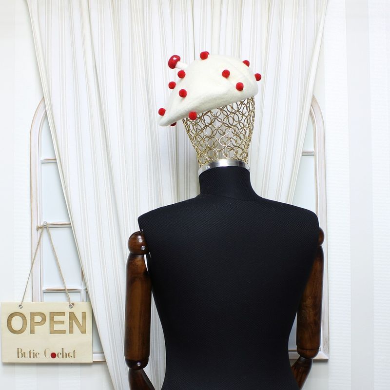 Fashion, accesorii si bijuterii - Femei - Accesorii femei - Caciuli si palarii femei - Bereta de dama, din lana, ButicCochet, one size, model cu ciupercuta si ciucuri, Alb ivoar - BSC546 - Infinity.ro