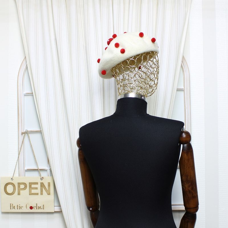 Fashion, accesorii si bijuterii - Femei - Accesorii femei - Caciuli si palarii femei - Bereta de dama, din lana, ButicCochet, one size, model cu ciupercuta si ciucuri, Alb ivoar - BSC546 - Infinity.ro