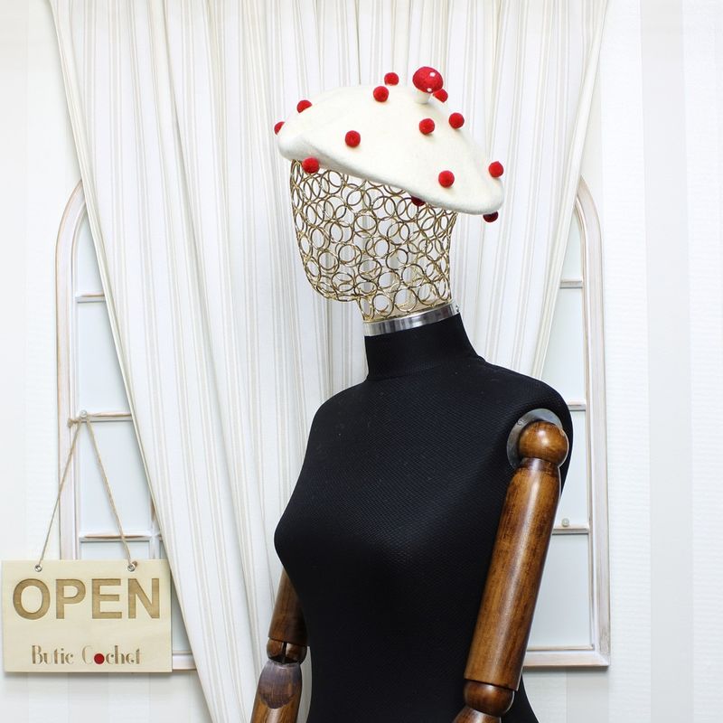 Fashion, accesorii si bijuterii - Femei - Accesorii femei - Caciuli si palarii femei - Bereta de dama, din lana, ButicCochet, one size, model cu ciupercuta si ciucuri, Alb ivoar - BSC546 - Infinity.ro
