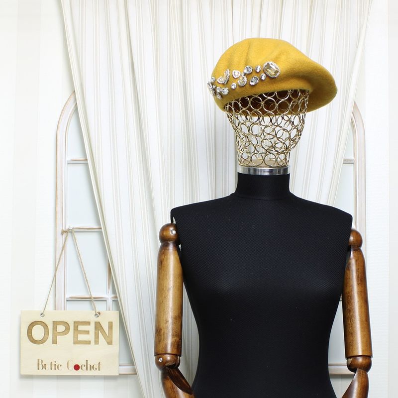 Fashion, accesorii si bijuterii - Femei - Accesorii femei - Caciuli si palarii femei - Bereta de dama, din lana, ButicCochet, one size, model cu strasuri decorative, Galben mustar - BSC563 - Infinity.ro