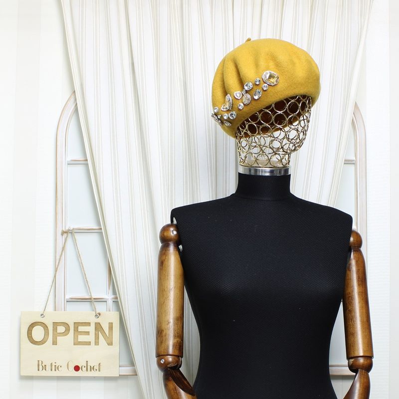 Fashion, accesorii si bijuterii - Femei - Accesorii femei - Caciuli si palarii femei - Bereta de dama, din lana, ButicCochet, one size, model cu strasuri decorative, Galben mustar - BSC563 - Infinity.ro